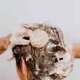 Ce produse ajută la hidratarea scalpului uscat și cum alegi rutina potrivită pentru confort și echilibru?