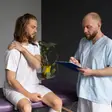 Ce se întâmplă la prima ședință de kinetoterapie și de ce mulți oameni o amână inutil