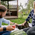 Asigurarea de viață și perioadele financiare grele: ce poți face în loc să reziliezi