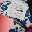 Cum faci o felicitare să nu pară luată din mall? Adaugă-i un detaliu pe care nu-l poate printa nimeni