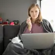 Terapie online pentru românii din diaspora. Cum te ajută terapia psihologică online să faci față dorului de casă și izolării de familie?