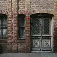 Cum păstrezi farmecul unei uși vechi fără să o schimbi