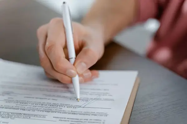 Creditul instant explicat simplu: ce înseamnă, cum funcționează și când ar trebui să îl folosești