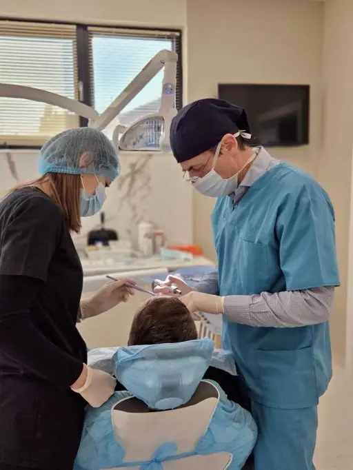 Când toată lumea vorbește despre implanturi dentare costisitoare, la Centrul Medical Dr. Mihălceanu din Timișoara punem accent pe prevenție și salvarea dinților pacienților.