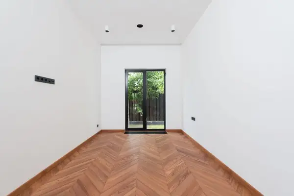 Parchet stratificat chevron: de ce desenul în V schimbă aspectul pardoselii
