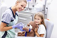 Vizita la dentist: anestezie și sedare pentru copii